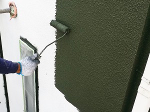 品川区の外壁塗装工事の中塗り